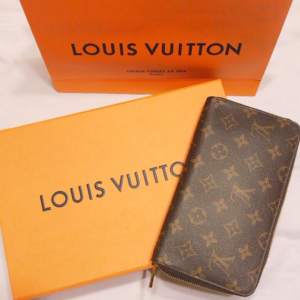 Louis Vuitton Zippy Organizer! Hard to find! 😊